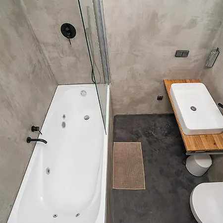 Big 4-bedroom Flat, Terrace With Great Vitkov View شقة *
