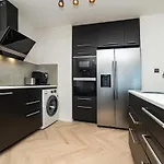 Big 4-bedroom Flat, Terrace With Great Vitkov View Πράγα