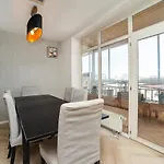 Daire Big 4-bedroom Flat, Terrace With Great Vitkov View